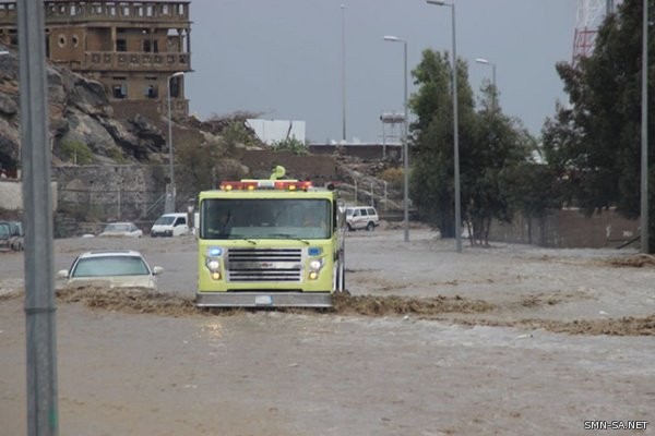 أمطار الطائف  تحتجز عدداً من المركبات والأشخاص والمدني يحررهم