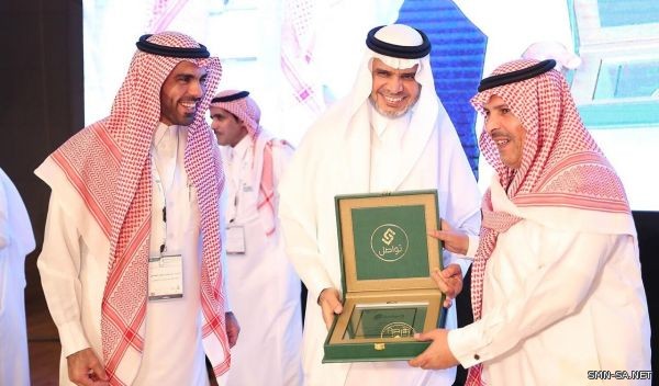 (العيسى) يكرّم مدير عام تعليم الرياض في الملتقى الثالث لخدمة تواصل الإلكترونية