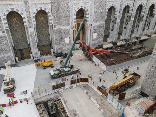 سقوط ذراع رافعة في منطقة عمل بالمسجد الحرام