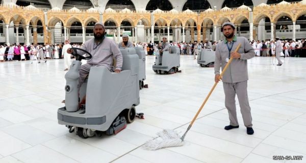 إدارة التطهير والسجاد بالمسجد الحرام تجند طاقاتها لخدمة معتمري وزائري بيت الله الحرام