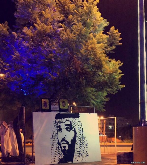 شابان من مدينة أبها يرسمان ولي العهد الأمير محمد بن سلمان في شارع الفن