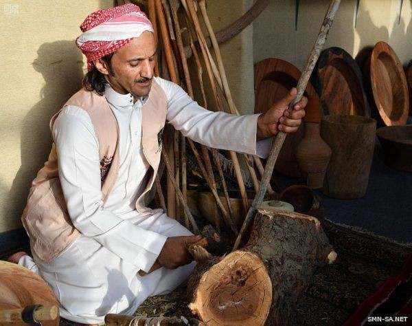 سوق عكاظ يُبرز فنون الأعمال الخشبية