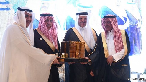 الأمير سلطان بن سلمان يكرّم محافظ الطائف السابق