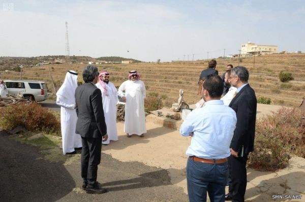 الأمير تركي بن طلال يناقش مقترحات تطوير وسط مدينة أبها